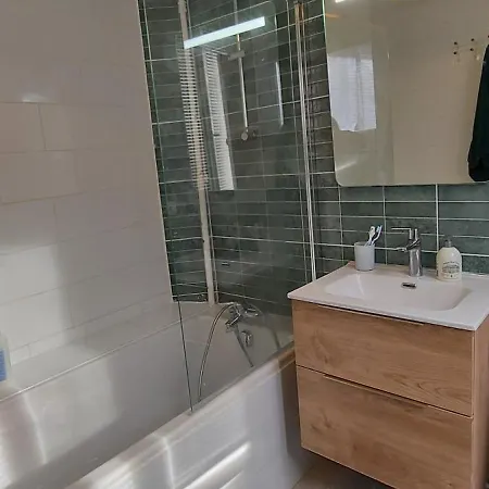 Apartment Idealement Situe, Vue Et Port, Proche Centre *